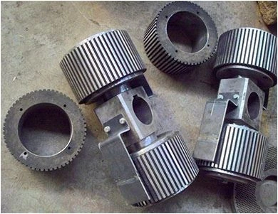 Roller shell and roller set for flat die pellet mill